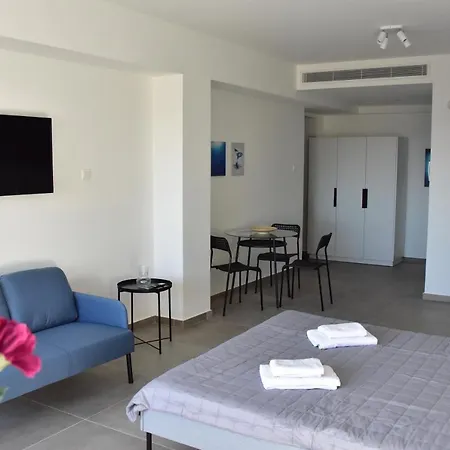 Georgia Court & Seaview לרנקה